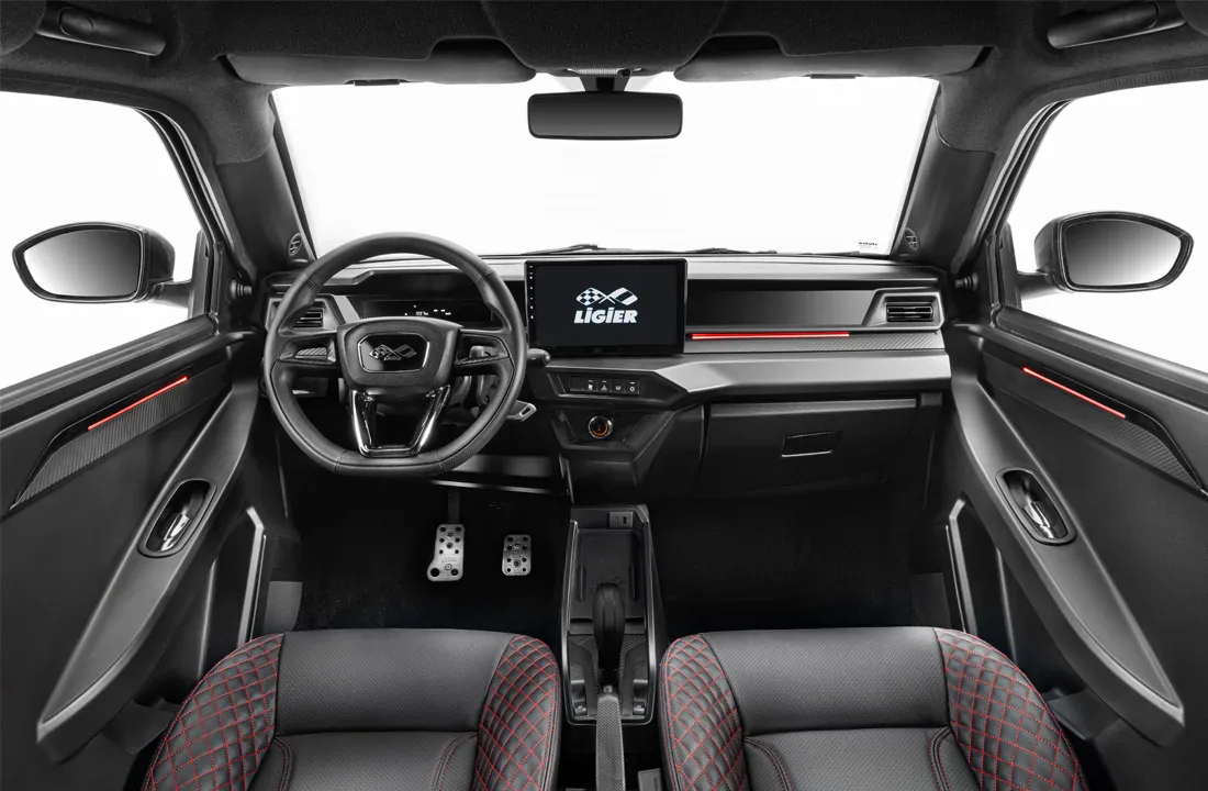 Habitacle de la Ligier JS60 Ultimate : sièges surpiqués de rouge, éclairage d'ambiance et tablette tactile