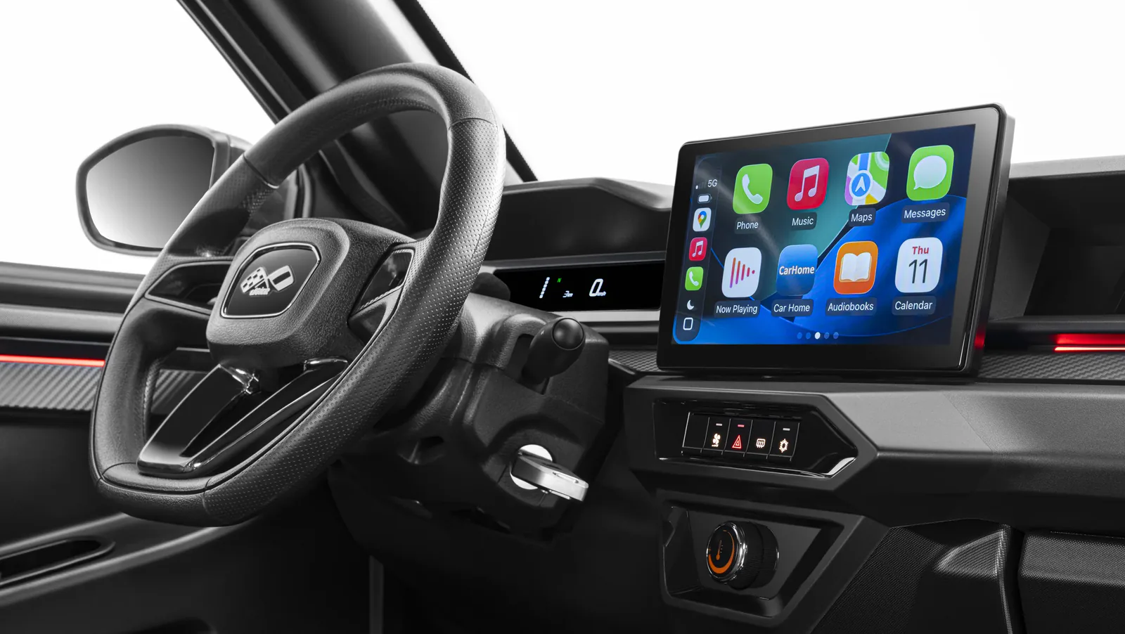 Tablette tactile 10 pouces de la Ligier JS60 affichant l'interface CarPlay, volant et planche de bord